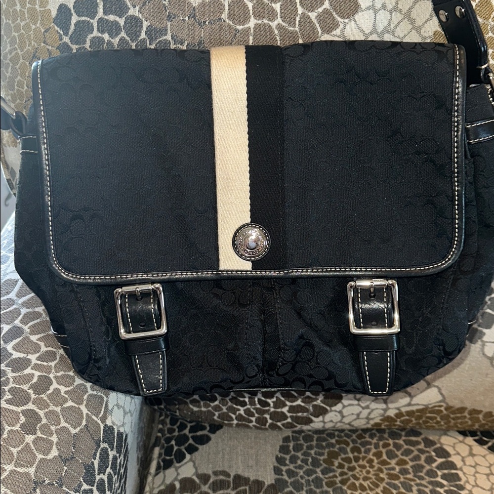 Coach cross body, signature stripe, magnetic closure, great condition